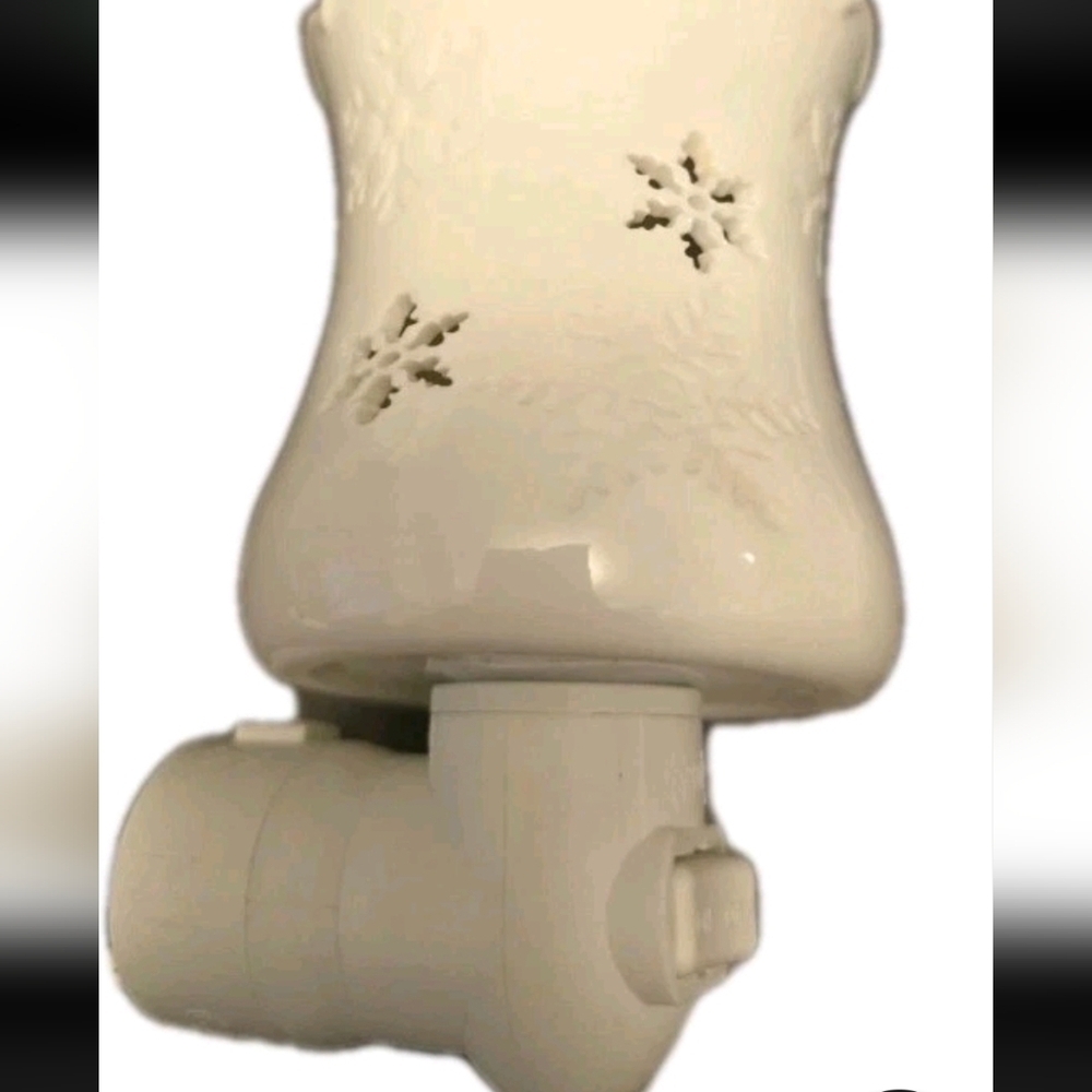 Scentsy Snow Day Plug-In Wax Warmer Holiday Snowflake Night Light Retired Rare - Picture 3 of 10